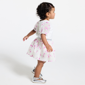 تنورة انسيابية باللون الوردي مع فيونكة على خصر لامع